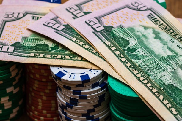 lunatogel resmi app showing live casino tables and esports betting options